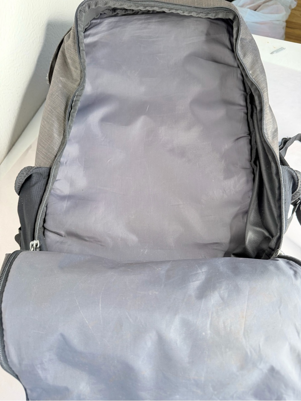 Thule gray computer backpack - Picture 4 of 10